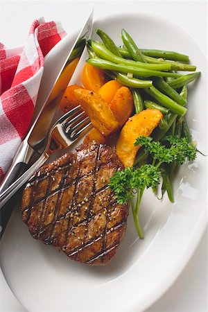 simsearch:659-01863406,k - Steak de bœuf grillé avec pommes de terre et haricots verts Photographie de stock - Premium Libres de Droits, Code: 659-01862799