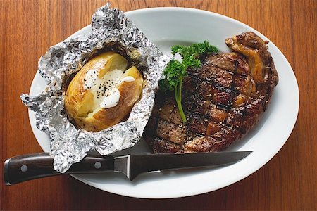 Steak de bœuf grillé avec cuit au four pommes de terre Photographie de stock - Premium Libres de Droits, Code: 659-01862792