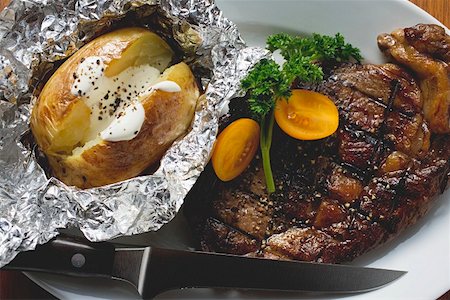 simsearch:659-01862799,k - Steak de bœuf grillé avec cuit au four pommes de terre Photographie de stock - Premium Libres de Droits, Code: 659-01862793