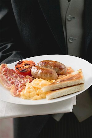 english breakfast - Butler serving English breakfast on plate Foto de stock - Sin royalties Premium, Código: 659-01862838