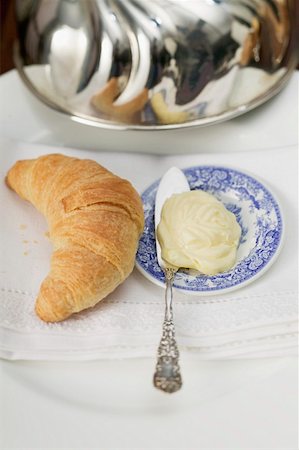 simsearch:659-01854950,k - Croissant beside plate of butter with knife Foto de stock - Sin royalties Premium, Código: 659-01862831