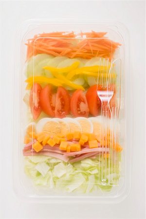 Laitue iceberg, jambon, fromage, oeuf & légumes dans le plateau en plastique Photographie de stock - Premium Libres de Droits, Code: 659-01862915