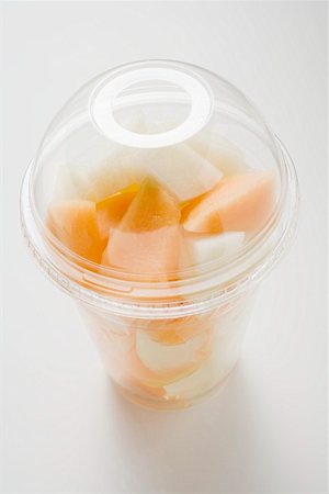 simsearch:659-02213333,k - Salade de fruits dans un bécher en plastique Photographie de stock - Premium Libres de Droits, Code: 659-01862923