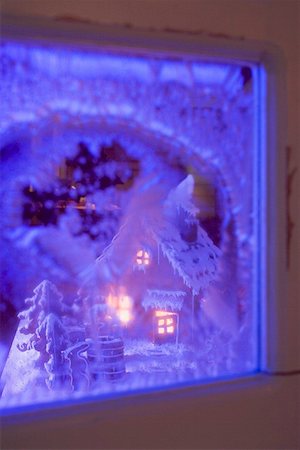 View of a gingerbread house through a blue window Fotografie stock - Premium Royalty-Free, Codice: 659-01862974