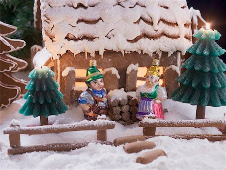 simsearch:659-02212459,k - Gingerbread house with Christmas tree ornaments Foto de stock - Sin royalties Premium, Código: 659-01862984