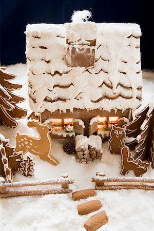 Gingerbread house with atmospheric lighting, animal figures Fotografie stock - Premium Royalty-Free, Codice: 659-01863008