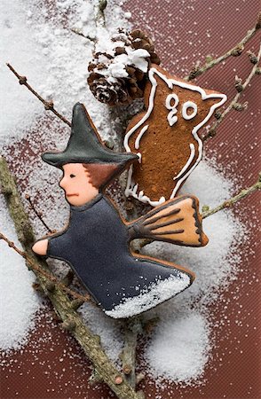 simsearch:659-02212459,k - Gingerbread witch and owl Foto de stock - Sin royalties Premium, Código: 659-01863001