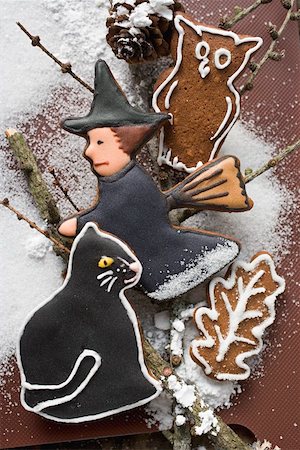 simsearch:659-02212459,k - Gingerbread witch, owl and black cat Foto de stock - Sin royalties Premium, Código: 659-01863002