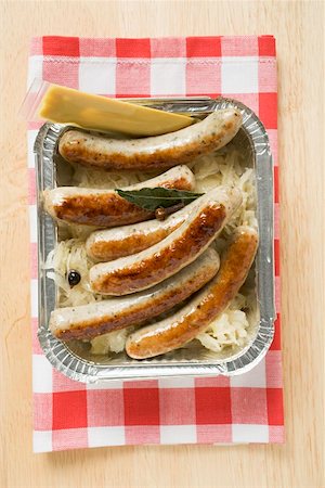 simsearch:659-01864059,k - Sausages with sauerkraut and mustard to take away Foto de stock - Sin royalties Premium, Código: 659-01863056