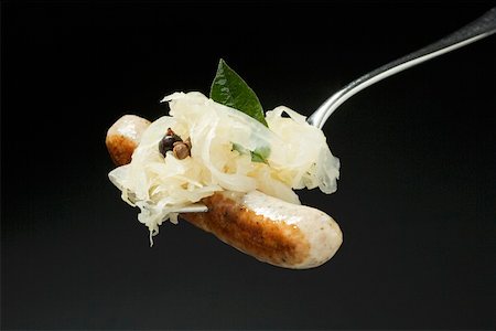 Sausage with sauerkraut on fork Foto de stock - Sin royalties Premium, Código: 659-01863058