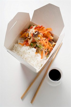 simsearch:659-01862918,k - Rice with Asian vegetables to take away, soy sauce Foto de stock - Sin royalties Premium, Código: 659-01863076