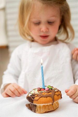simsearch:659-02211511,k - Small girl looking at muffin with one burning candle Fotografie stock - Premium Royalty-Free, Codice: 659-01863099