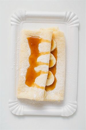 simsearch:659-01854693,k - Crêpe with banana slices and caramel sauce Fotografie stock - Premium Royalty-Free, Codice: 659-01863108