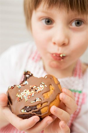 simsearch:659-02211511,k - Small boy eating muffin with sugar sprinkles Fotografie stock - Premium Royalty-Free, Codice: 659-01863100