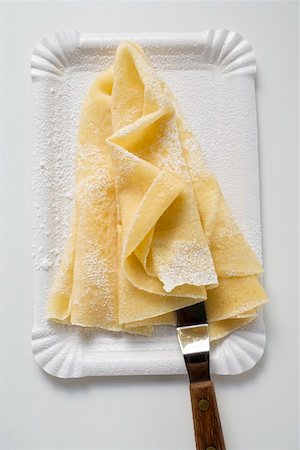 Crêpes au sucre sur une assiette en carton mince Photographie de stock - Premium Libres de Droits, Code: 659-01863112