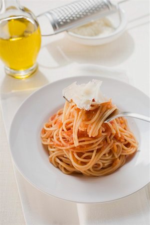 simsearch:659-06307837,k - Spaghetti with tomato sauce and Parmesan on fork and plate Foto de stock - Sin royalties Premium, Código: 659-01863148
