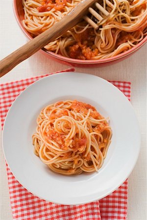 simsearch:659-01863144,k - Spaghetti mit Tomatensoße auf Teller und in Schale Stockbilder - Premium RF Lizenzfrei, Bildnummer: 659-01863143