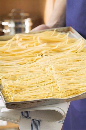 dry the bed sheets - Home-made pasta on baking tray Foto de stock - Sin royalties Premium, Código: 659-01863223