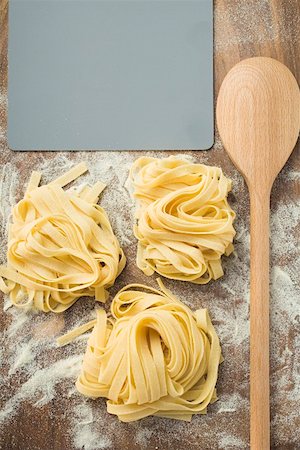 Pâtes artisanales ruban à côté de la cuillère en bois Photographie de stock - Premium Libres de Droits, Code: 659-01863234