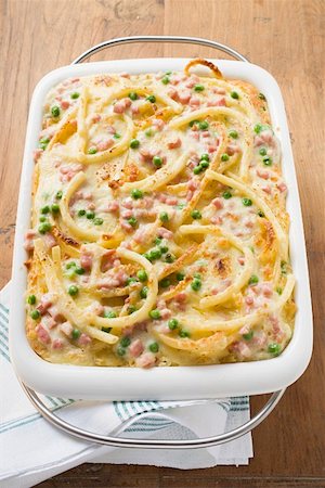 pasta gratin - Macaroni bake with ham and peas Stock Photo - Premium Royalty-Free, Code: 659-01863268