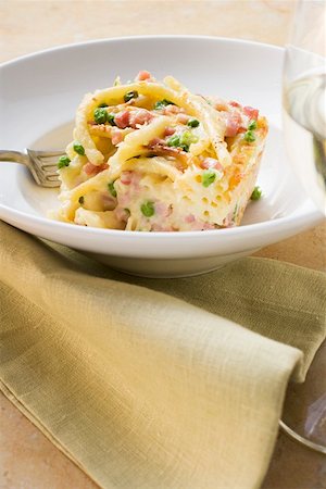 Portion of macaroni bake with ham and peas Stock Photo - Premium Royalty-Free, Code: 659-01863270