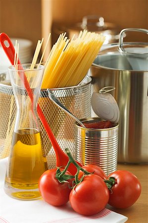 Spaghetti, tomatoes, oil and pan Stock Photo - Premium Royalty-Free, Code: 659-01863285