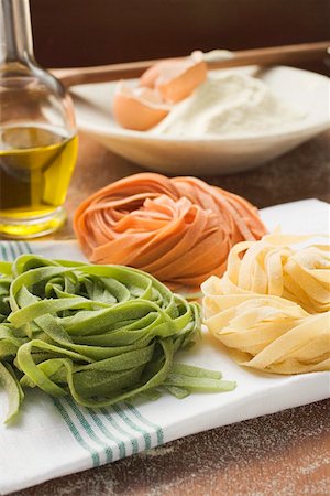 Home-made ribbon pasta, ingredients in background Foto de stock - Sin royalties Premium, Código: 659-01863280