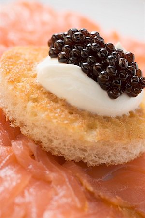 Smoked salmon with caviar and sour cream canapé Foto de stock - Sin royalties Premium, Código: 659-01863312