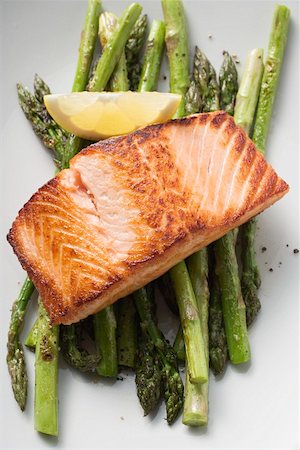 salmon top view - Fried salmon fillet on green asparagus Foto de stock - Sin royalties Premium, Código: 659-01863385