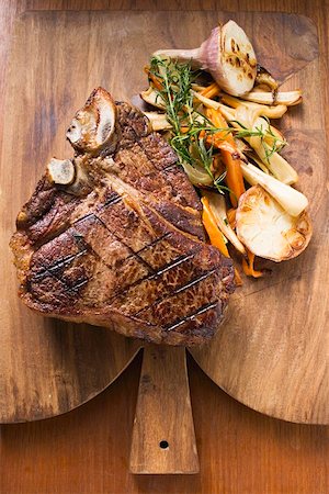 simsearch:659-03526965,k - Grilled T-bone steak with vegetables Foto de stock - Sin royalties Premium, Código: 659-01863394