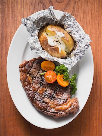 patata al horno - Grilled beef steak with baked potato Foto de stock - Sin royalties Premium, Código: 659-01863408
