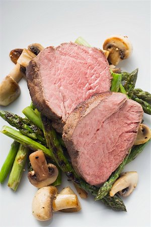 Beef fillet with green asparagus and mushrooms Foto de stock - Sin royalties Premium, Código: 659-01863400