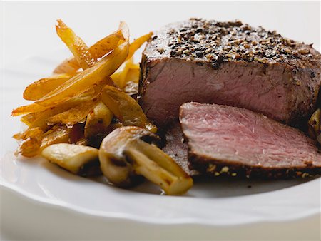 simsearch:659-01855020,k - Steak au poivre avec frites et champignons Photographie de stock - Premium Libres de Droits, Code: 659-01863414