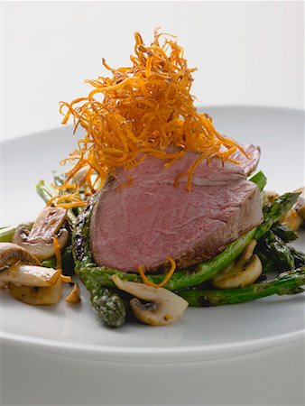 Beef steak with green asparagus and mushrooms Foto de stock - Sin royalties Premium, Código: 659-01863415