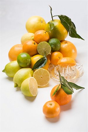 Assorted citrus fruit with citrus squeezer Foto de stock - Sin royalties Premium, Código: 659-01863538
