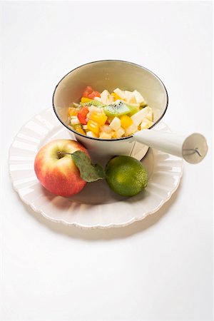 simsearch:659-01862919,k - Fruit salad, apple and lime on plate Foto de stock - Sin royalties Premium, Código: 659-01863551