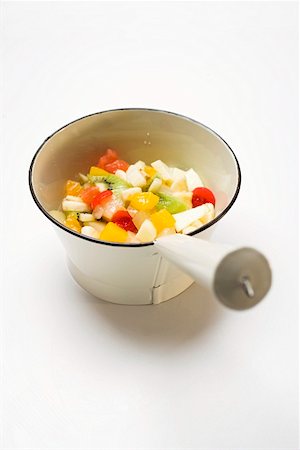 simsearch:659-01862925,k - Salade de fruits dans une petite casserole Photographie de stock - Premium Libres de Droits, Code: 659-01863552