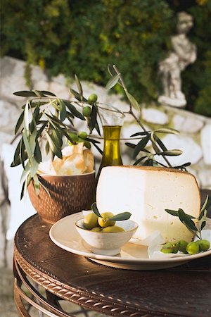 simsearch:659-01863615,k - Olives, cheese, crackers & olive oil on table out of doors Foto de stock - Sin royalties Premium, Código: 659-01863584