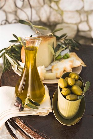 simsearch:659-01863615,k - Olives, olive oil, cheese & crackers on table out of doors Foto de stock - Sin royalties Premium, Código: 659-01863586