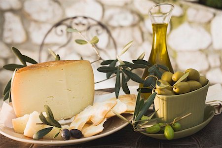 simsearch:659-01863615,k - Olives, cheese, crackers & olive oil on table out of doors Foto de stock - Sin royalties Premium, Código: 659-01863588