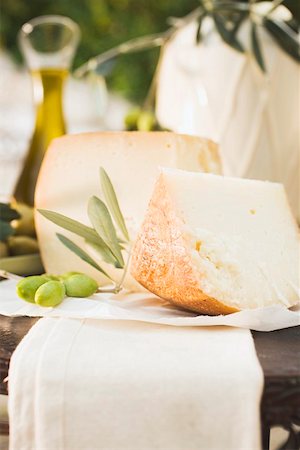 simsearch:659-01863615,k - Cheese, green olives and olive oil on table out of doors Foto de stock - Sin royalties Premium, Código: 659-01863599