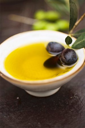 Olive oil in small bowl with black olives Stock Photo - Premium Royalty-Free, Code: 659-01863609