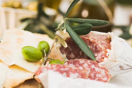 Salami, grüne Oliven und Cracker Stockbilder - Premium RF Lizenzfrei, Bildnummer: 659-01863615