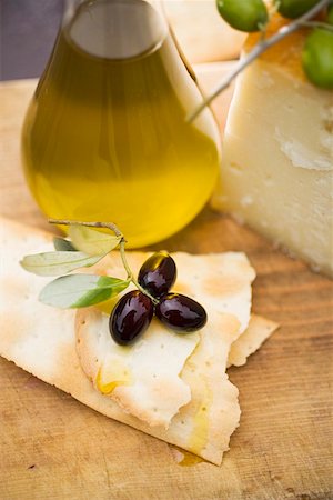 simsearch:659-01863615,k - Olives, crackers, olive oil and Parmesan Foto de stock - Sin royalties Premium, Código: 659-01863624