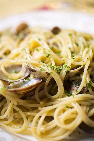 spaghetti with clams recipe - Spaghetti with clams Stock Photo - Premium Royalty-Free, Code: 659-01863647