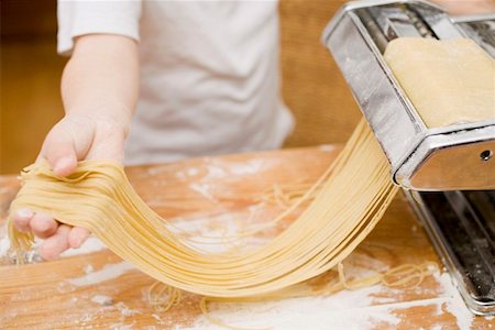 simsearch:659-01858218,k - Making home-made linguine with pasta maker Foto de stock - Royalty Free Premium, Número: 659-01863658