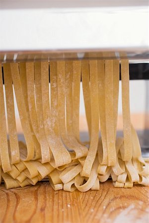 simsearch:659-01858218,k - Making home-made ribbon pasta with pasta maker Foto de stock - Royalty Free Premium, Número: 659-01863665