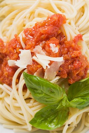 simsearch:659-01857570,k - Spaghetti with tomato sauce, basil and Parmesan Foto de stock - Sin royalties Premium, Código: 659-01863684