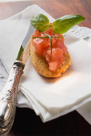 simsearch:659-01845699,k - Bruschetta with tomato and basil Foto de stock - Royalty Free Premium, Número: 659-01863685