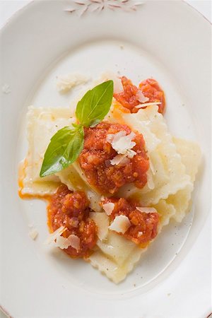 ravioli - Ravioli à la sauce tomate Photographie de stock - Premium Libres de Droits, Code: 659-01863695
